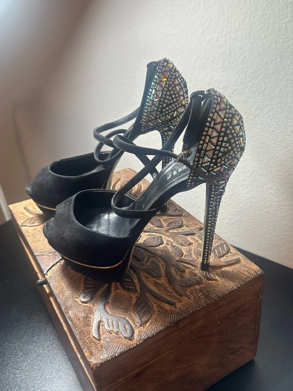 Le Silla Italian originals Black Jeweled Platform Peep-Toe pumps